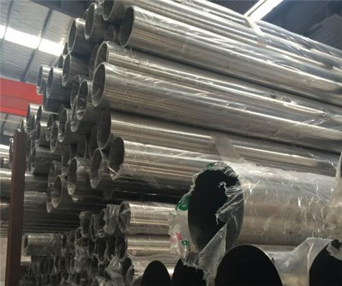 904L不銹鋼管陰極與陽極面積比，陰極面積控制在陽極面積的1/2.在此情況下，可以防止價(jià)格的增長，過多的價(jià)格在陽極表面被氧化成價(jià)格
